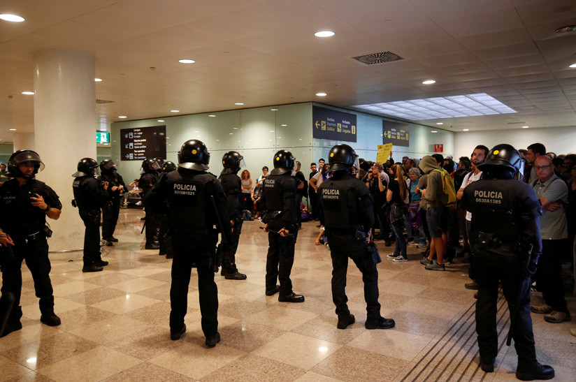 Barcelona: Disturbios en el aeropuerto y cortes de vías por sentencia del 'procés'