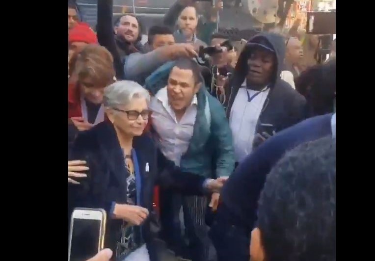 En medio de gritos familia de Tony Hernández abandonó la Corte en Nueva York