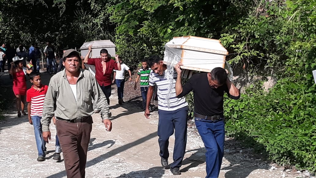 Sepultan a niños que fueron envenenados por su propio padre