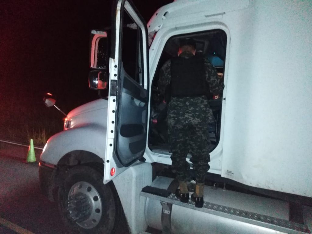 Localizan furgón con supuesta cocaína. 