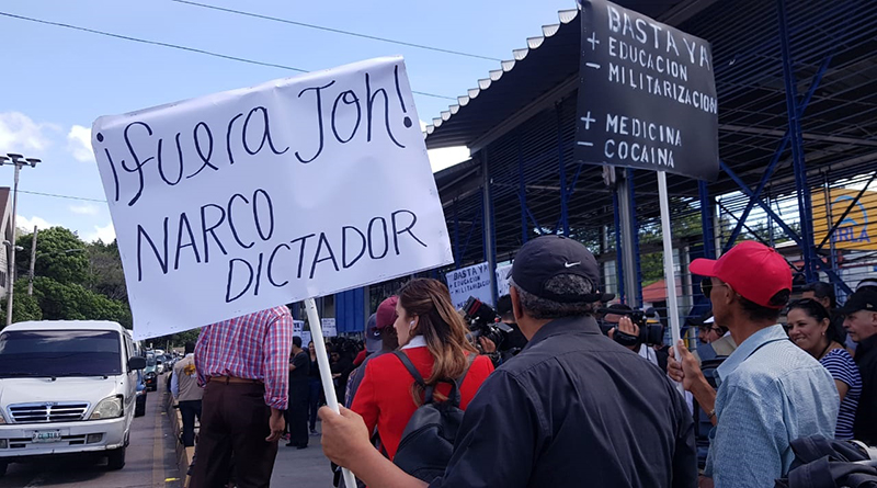 Opositores fuerzan salida de Hernández; oficialismo responde que "asaltar" el poder sería "fatal"