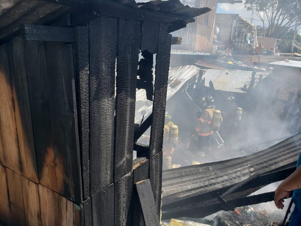 El Cuerpo de Bomberos sofocando el siniestro.