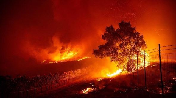 Bomberos combaten feroces incendios en California y noroeste de México