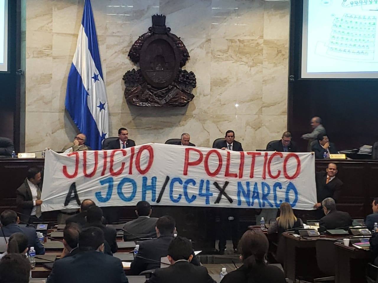 Salen nuevamente las pancartas en el Congreso para exigir Juicio Político al presidente Hernández