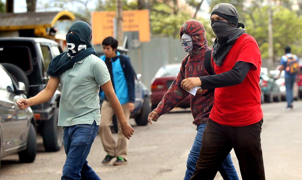 Partido Libre reconoce que algunos encapuchados son militantes, pero que no reciben órdenes para provocar el caos
