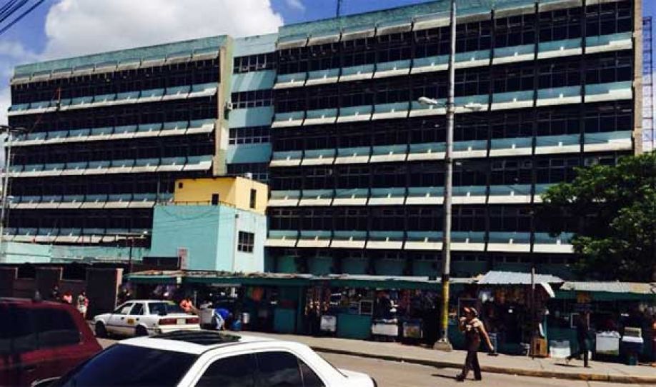 Arrebatan de los brazos de su madre a recién nacida al salir del Materno Infantil