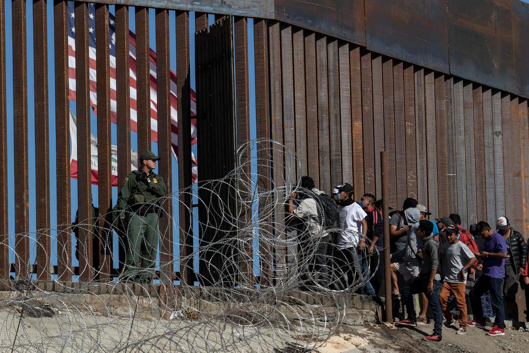 Burla a migrantes: Oficina de Aduanas pone Facebook como dirección en solicitudes de asilo