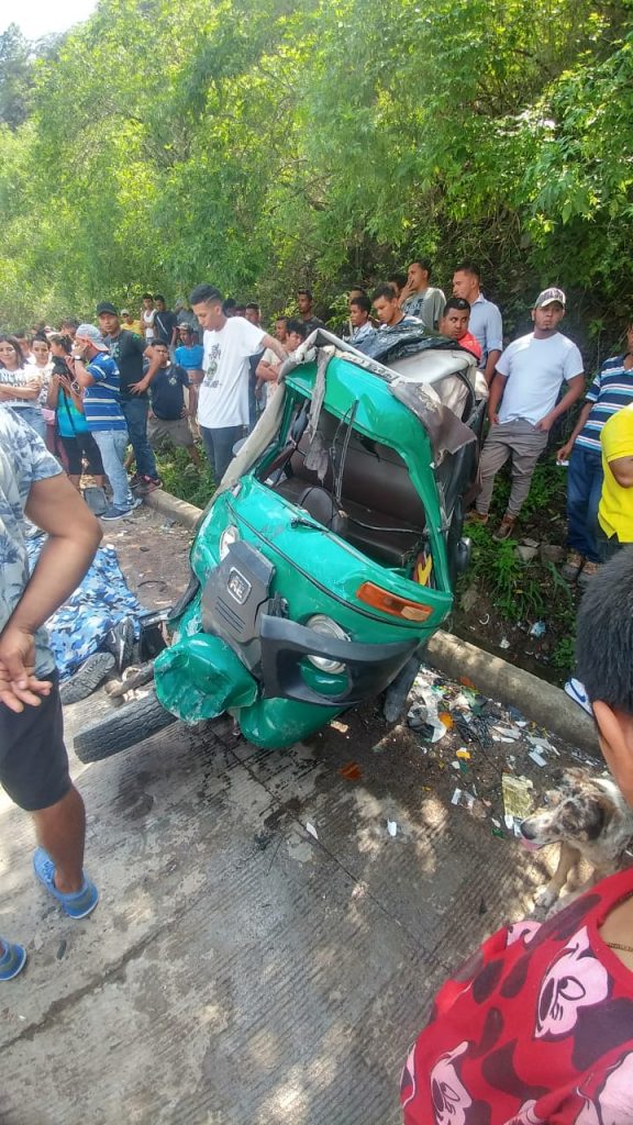 Mototaxi destruida tras accidente de tránsito