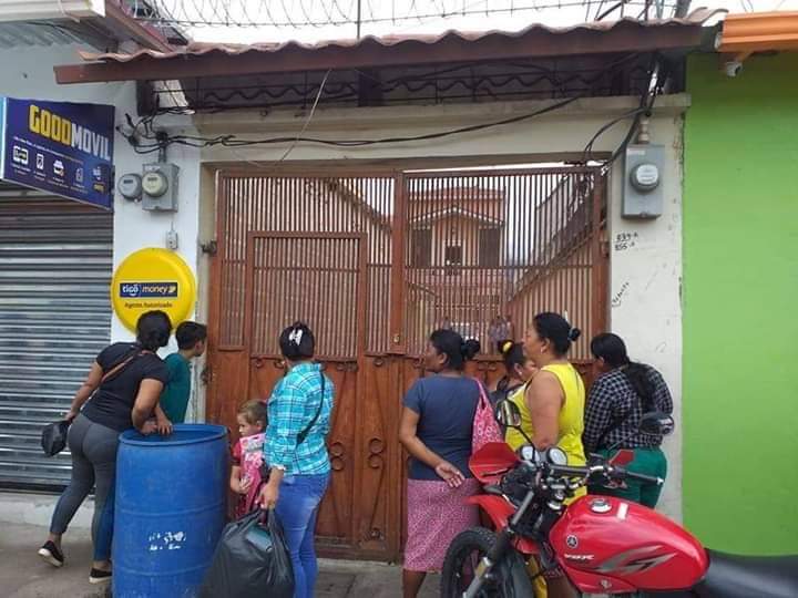 El cuerpo de la joven quedó en su casa de habitación.