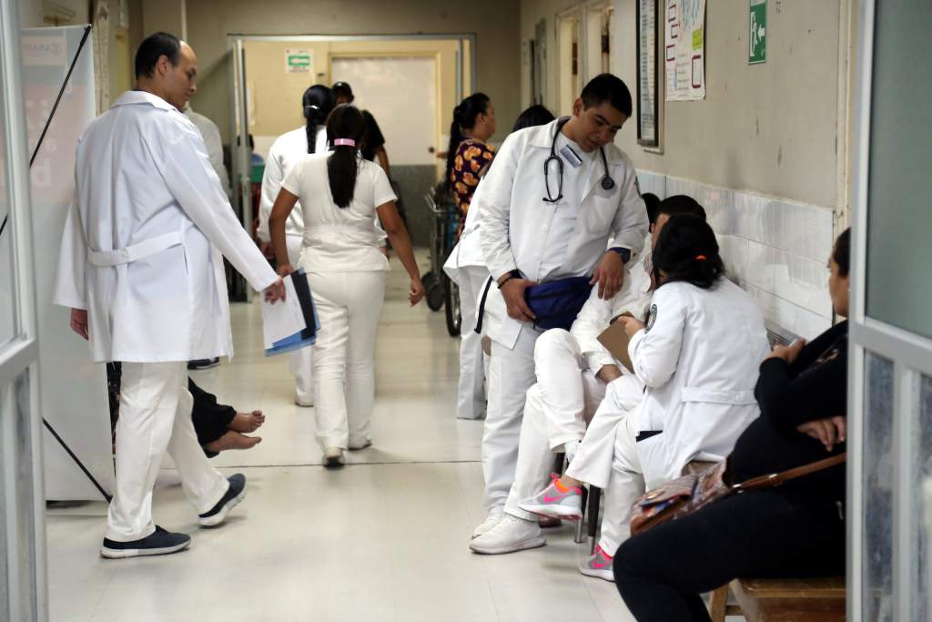 Investigarán a médico que mostró la falta de vestuario especial para operar en el Hospital Escuela