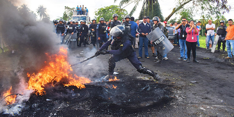 Protestas políticas amenazan con ahondar desaceleración económica