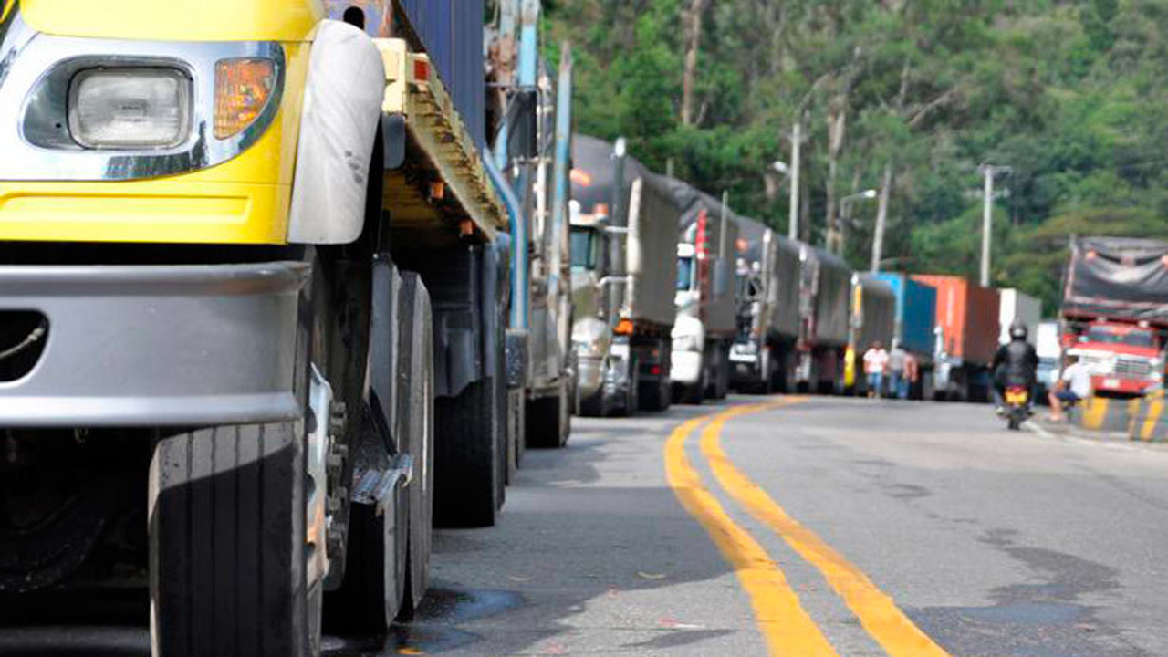 Sector de carga pesada paraliza unidades, conoce los puntos que exigen