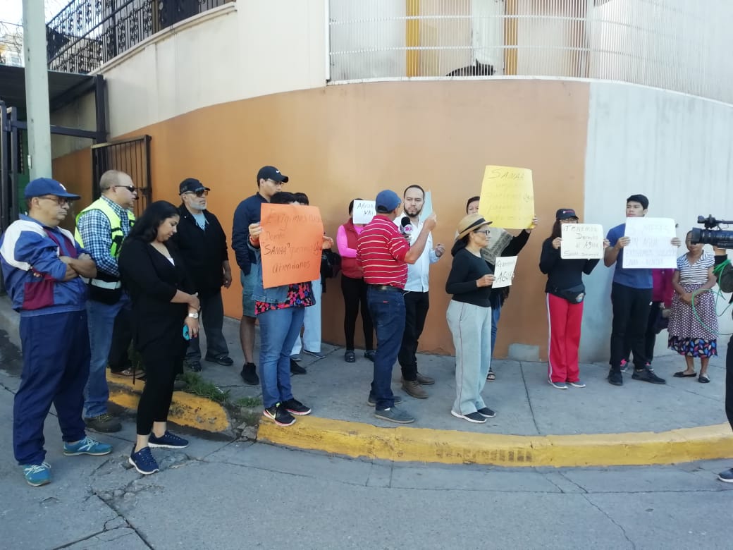 Por distribución de agua cada tres meses, capitalinos realizan protesta