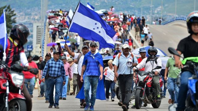 Día de protestas en la capital: una en defensa del presidente Hernández y la otra en su contra