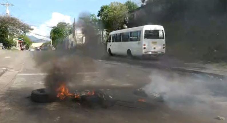 Estudiantes protestan frente al Instituto Central Vicente Cáceres