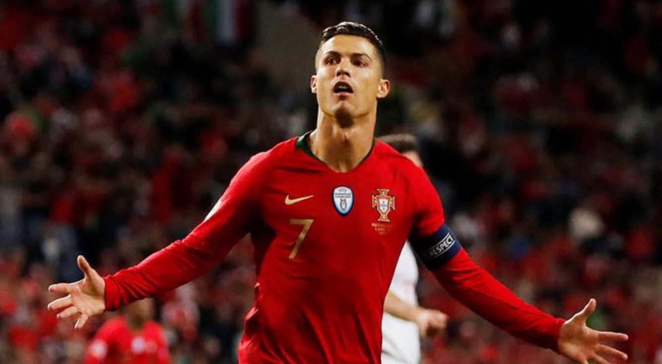 Cristiano va por el gol 700
