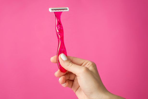 Mujer se niega a afeitarse, pese a ser   la imagen de una empresa
