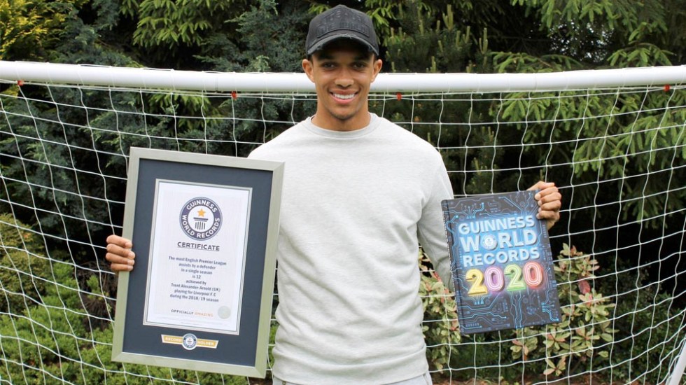 Premian a Alexander-Arnold