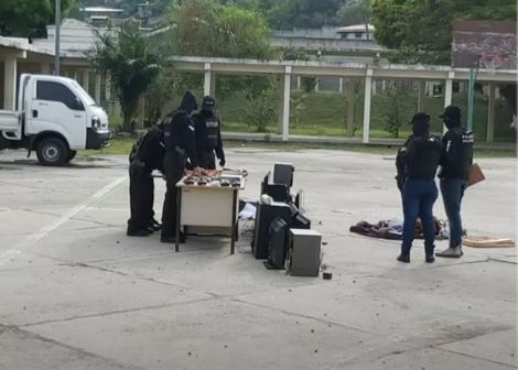 Armas cortopunzantes, supuesta marihuana, decomisan en el centro de internamiento para menores El Carmen en SPS