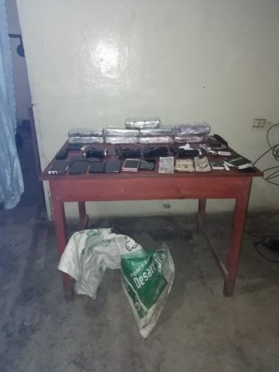 Arrestan a exoficial de la Policía, agente activo y tres sujetos más en posesión de supuesta droga
