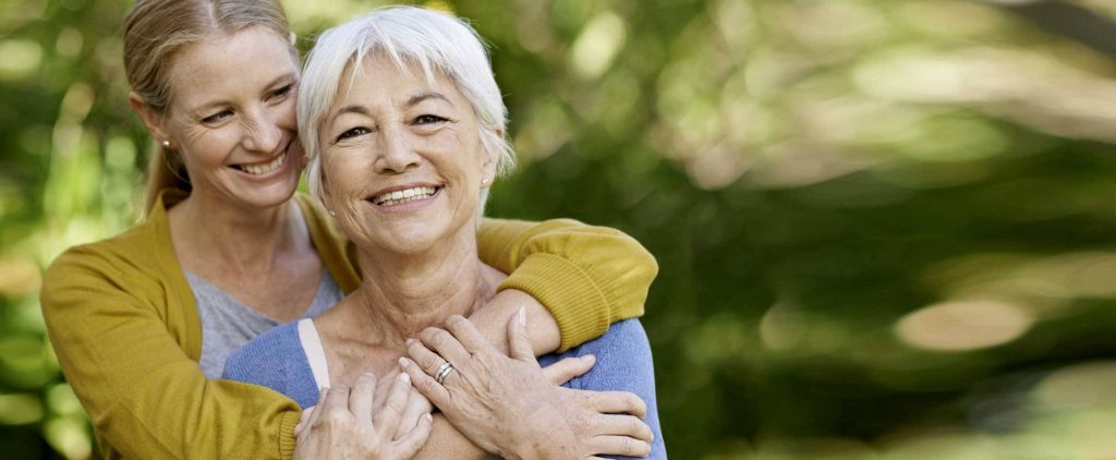 Madre e hija abrazadas