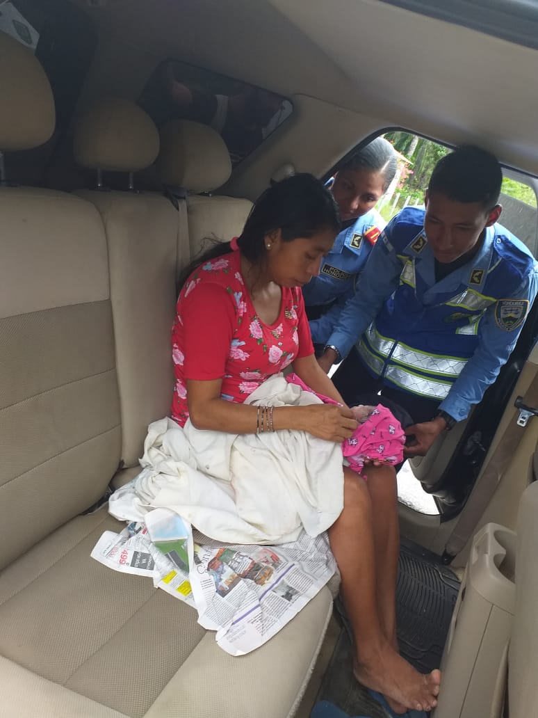 En plena carretera da a luz una fémina