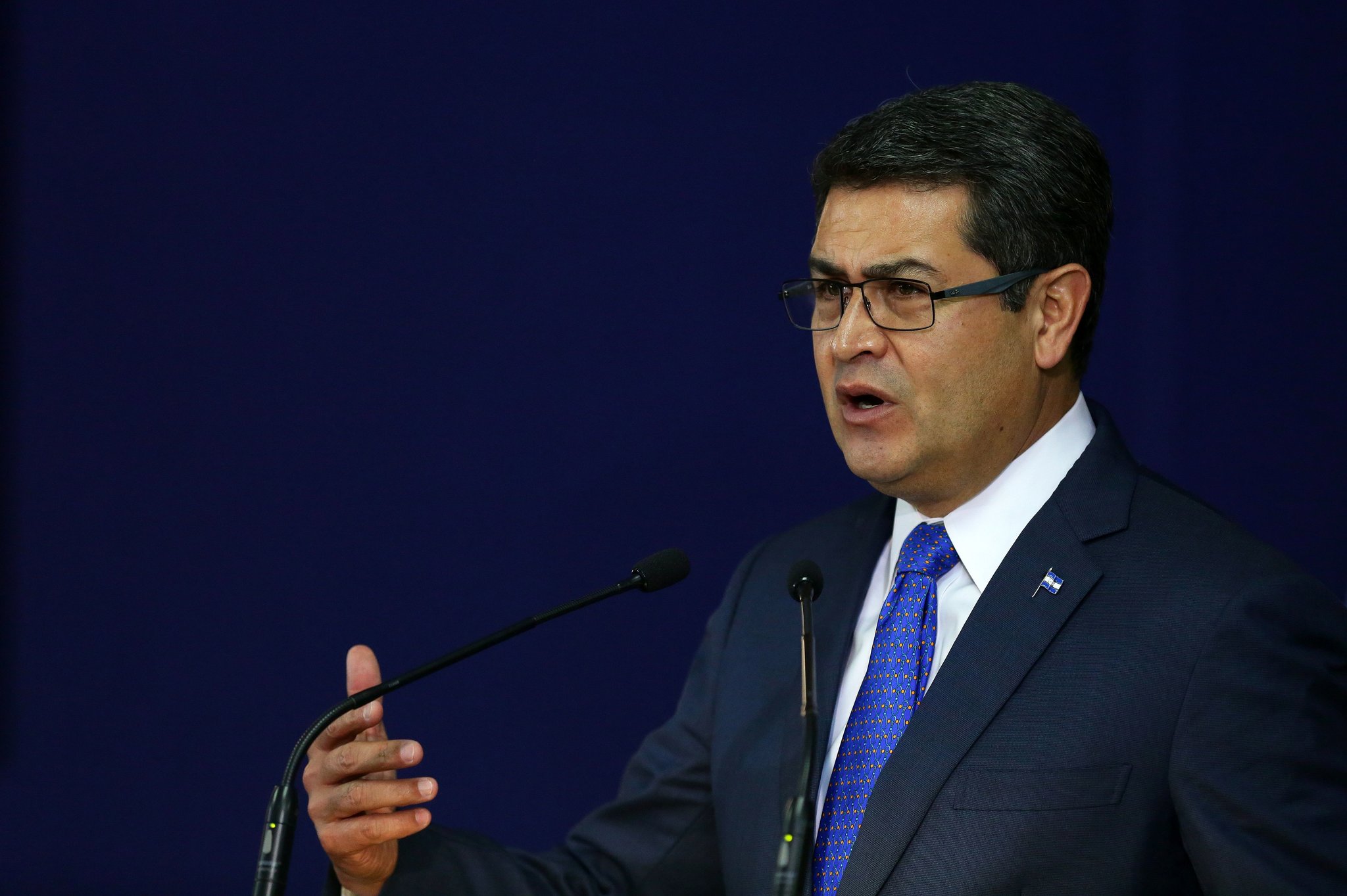 Fiscal presenta 'narcolibreta' que supuestamente implica al presidente de Honduras