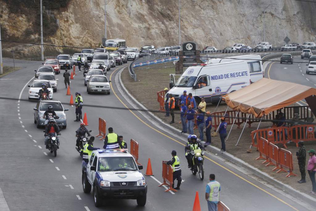 Caravanas en las carreteras brindan retorno seguro de vacacionistas