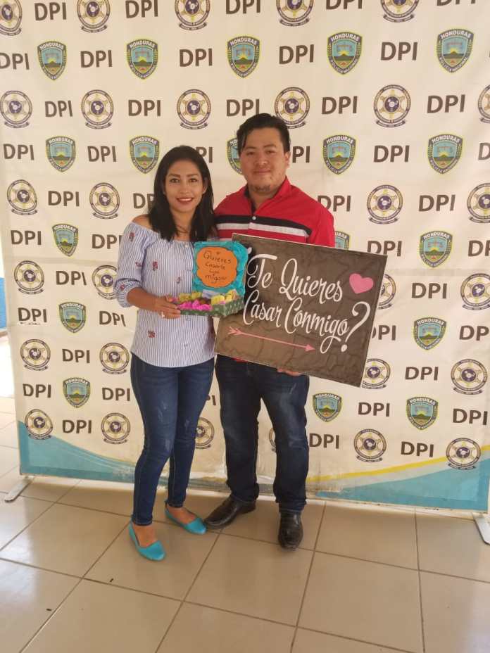 ¡Original! Video: Hondureño le pide matrimonio a su novia en una celda