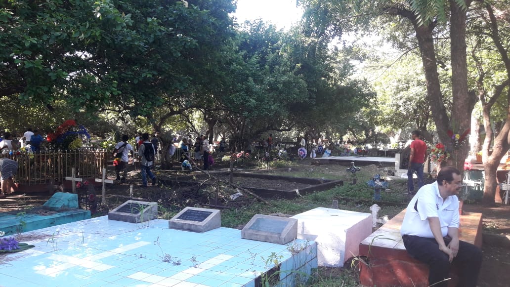 Inicia la llegada de pobladores a los cementerios de Choluteca