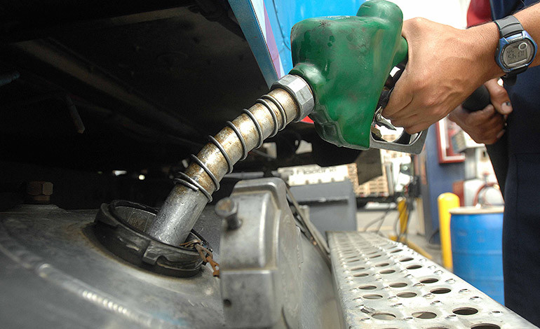 Se anuncia leve rebaja en el precio de los combustibles a partir del lunes