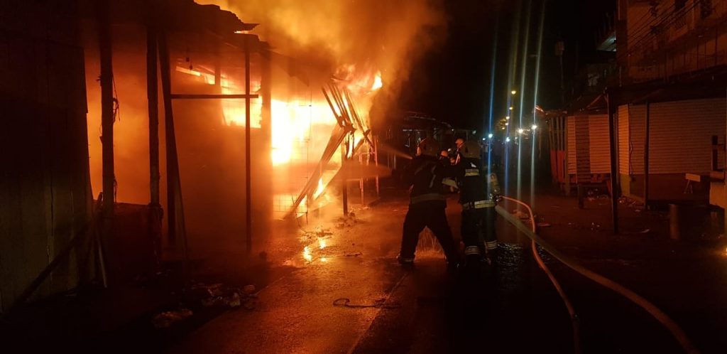 Bomberos sofocando el siniestro.