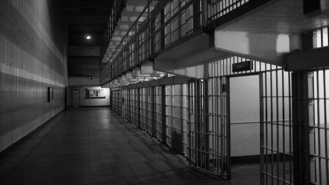 Permiten a reclusos hacer fiesta en cárcel, para llorar la muerte de un compañero