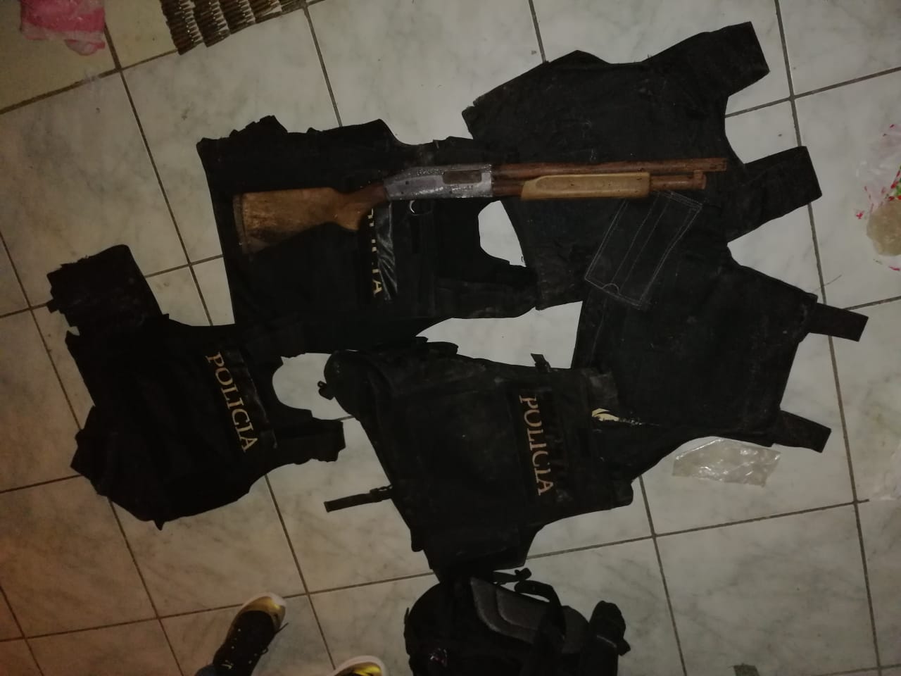 Armas, municiones, dinero y carros, decomisan en casa de los supuestos responsables de la masacre en Puerto Cortés