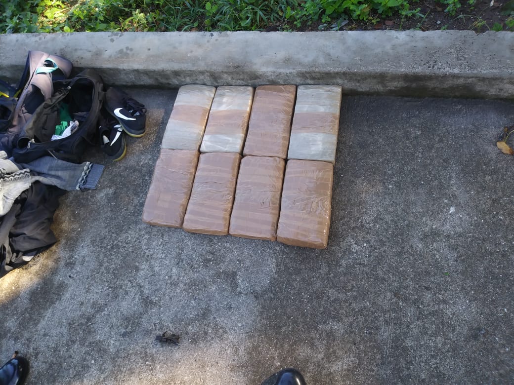 Decomisan varios paquetes conteniendo supuesta marihuana en un bus en Tocoa, Colón