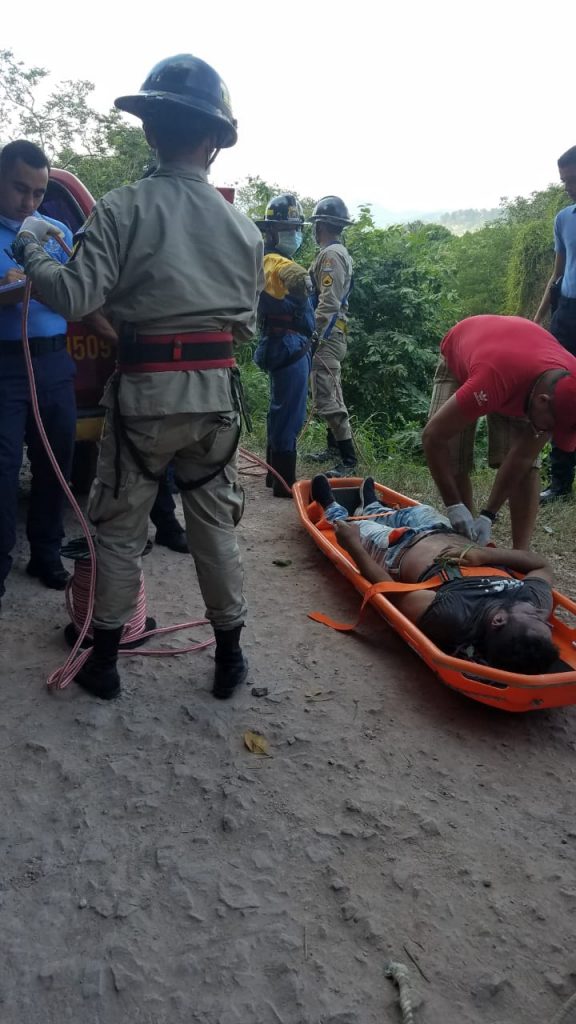 La víctima fue rescatada por el Cuerpo de Bomberos.