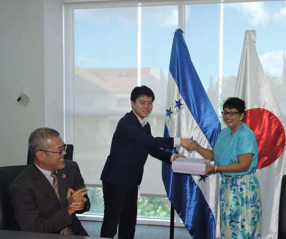 Hondureña es galardonada con Premio anual del "Presidente"
