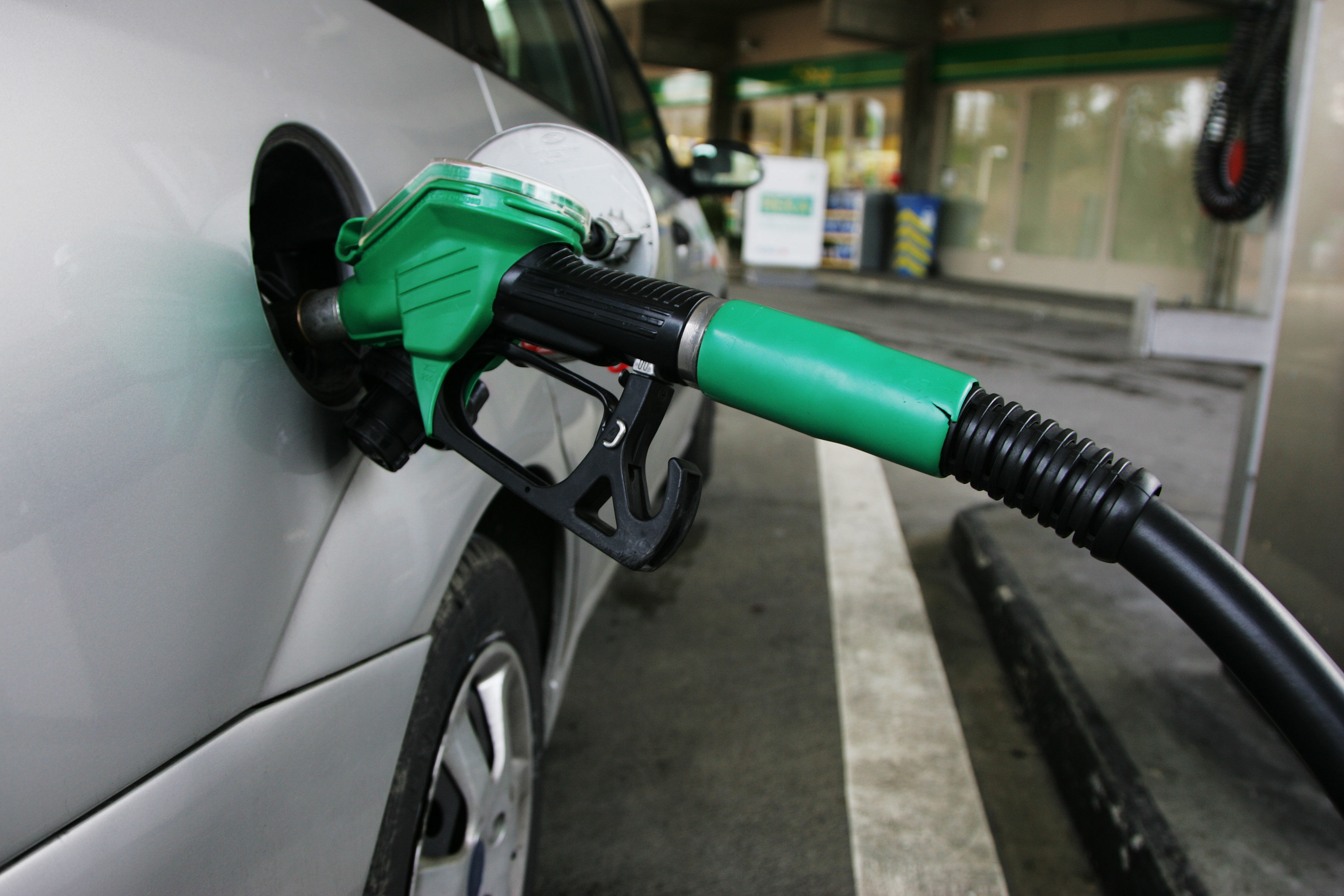 ¿Alzas o rebajas en los precios de los carburantes?