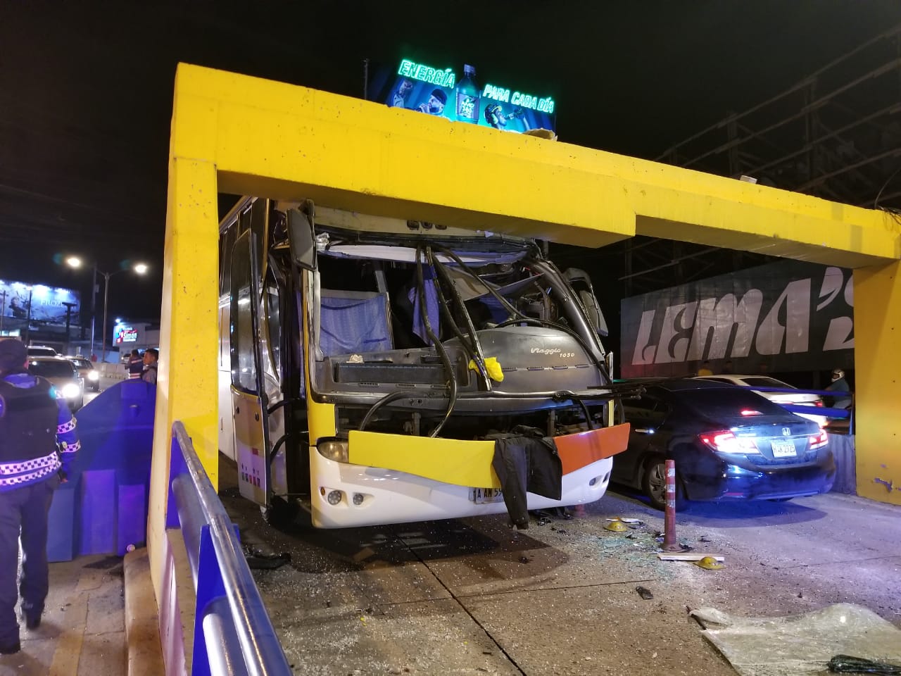 Cuatro heridos deja accidente de bus interurbano en Tegucigalpa (Video)
