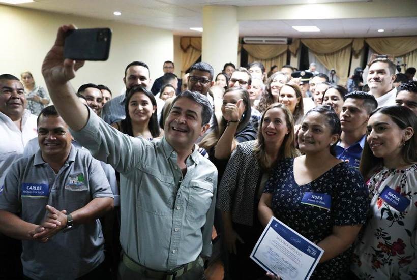 Más 30 emprendedores hondureños viajan a capacitarse a Colombia gracias a las Becas 20/20