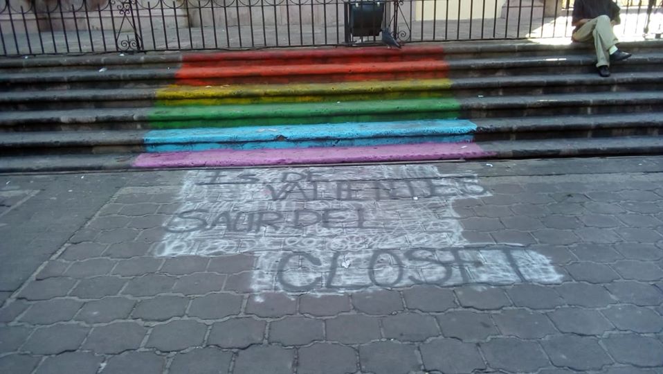 Pintan gradas de Catedral con la leyenda "Es de valientes salir del closet"