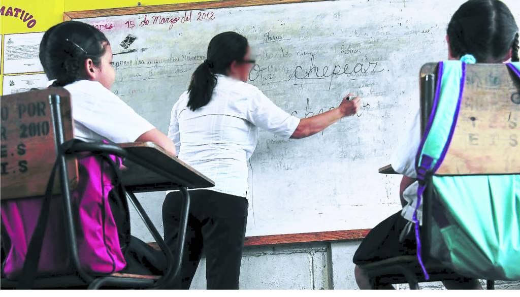 Polémica se desata en concurso de plazas para docentes
