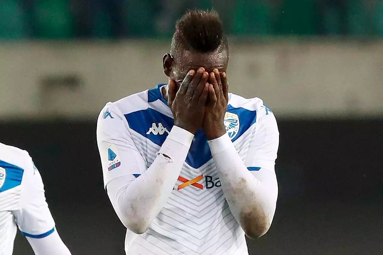 Video: Mario Balotelli recibe gritos racistas