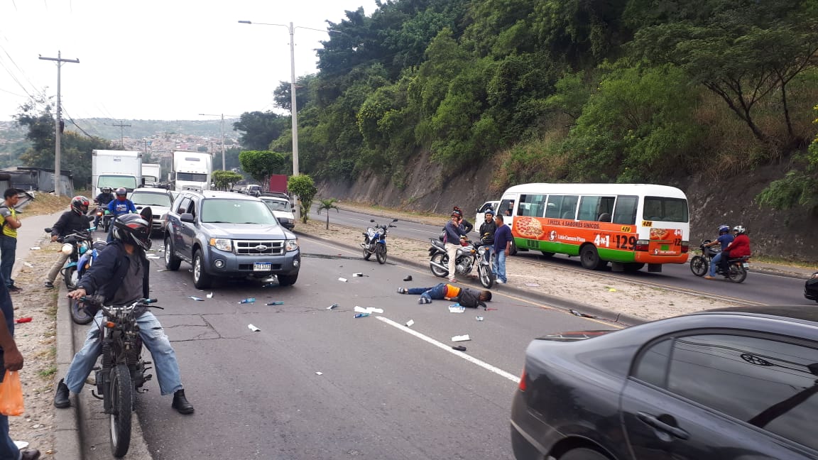 Fallece motociclista, tras impactar contra un vehículo en el bulevar FF.AA
