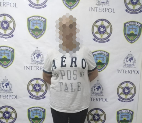 Al llegar a Honduras mujer es arrestada por tener una orden de captura