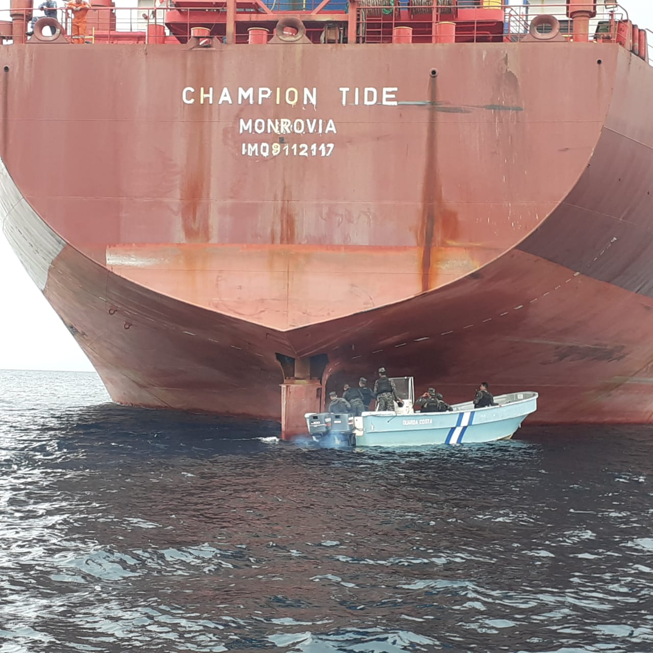 Decomisan supuesta droga a bordo del buque Champion Tide, de bandera liberiana