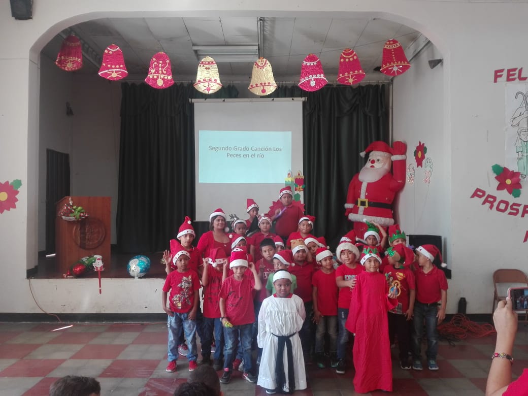 Alegría navideña se funde con nostalgia en clausura del año escolar en centro básico de Tegucigalpa