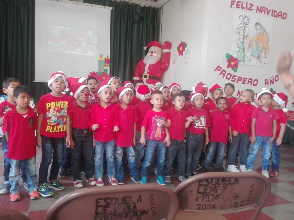 Niños celebran al Navidad