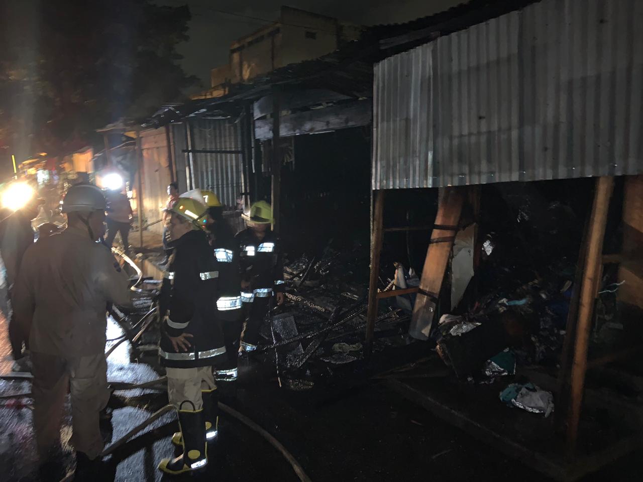 Al menos cuatro puestos de ropa fueron reducidos a cenizas en San Pedro Sula