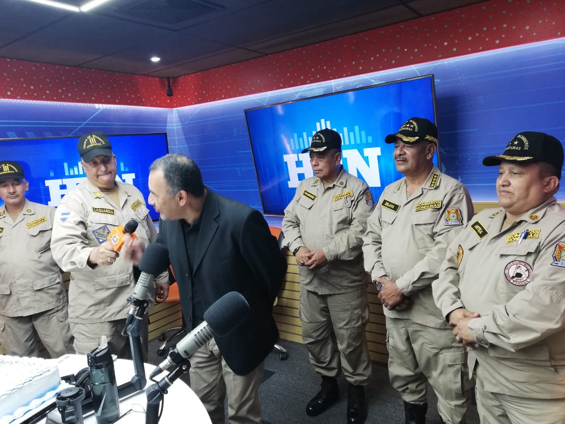 A las alegres melodías se unen los emotivos saludos de felicitación de los miles de oyentes